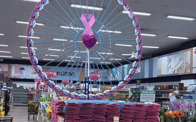 Santa Maria realiza Outubro Rosa com exames gratuitos, palestras e produção especial de vassouras na cor rosa