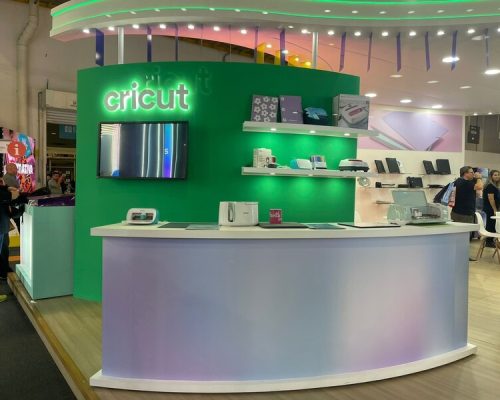 Personalização e inovação são destaques da Cricut® durante a Escolar Office 2024