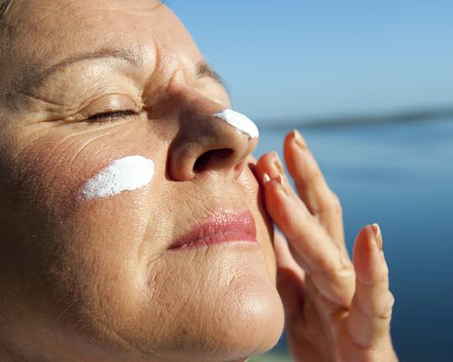 Calor, sol intenso e rotina ao ar livre: Dezembro Laranja reforça alerta sobre o aumento dos casos de Câncer de Pele