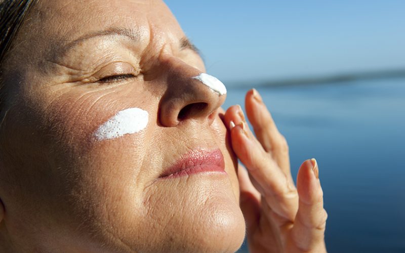 Calor, sol intenso e rotina ao ar livre: Dezembro Laranja reforça alerta sobre o aumento dos casos de Câncer de Pele