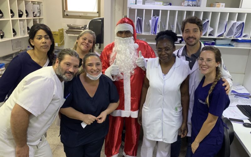 Papai Noel leva alegria durante visita no Hospital São Francisco