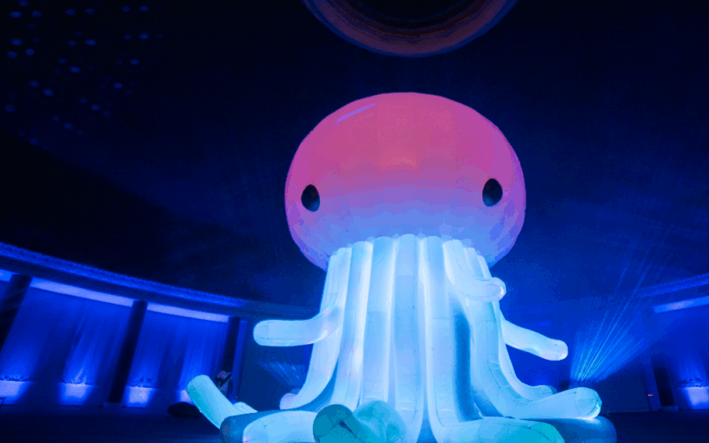 Instalação sensorial “Siga Flutuando”, de Felipe Yung (Flip), chega ao POW Festival 2025 com uma experiência única de arte e inclusão