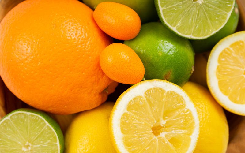 Frutas cítricas e exposição solar combinam? Entenda os riscos para a pele