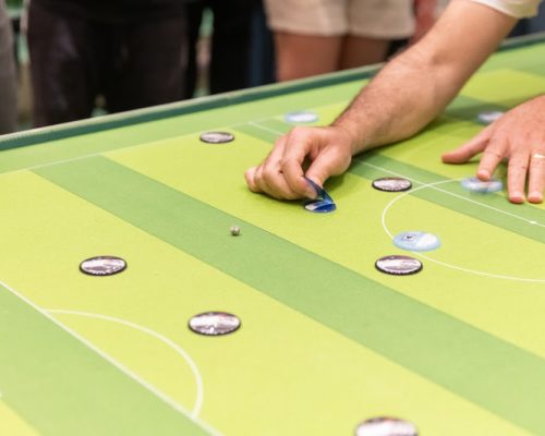 ShoppingSantaÚrsula recebe torneio de futebol de botão inspirado em competição mundial de seleções