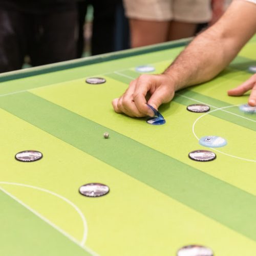 ShoppingSantaÚrsula recebe torneio de futebol de botão inspirado em competição mundial de seleções