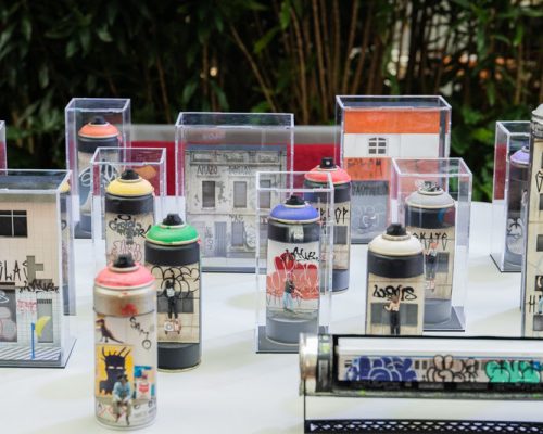 Artista ensina a transformar objetos descartados em arte e o mundo em miniatura em oficina no POW Festival 2025