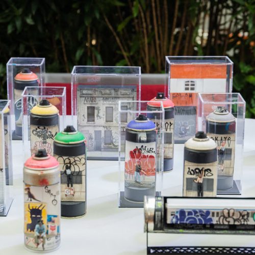 Artista ensina a transformar objetos descartados em arte e o mundo em miniatura em oficina no POW Festival 2025