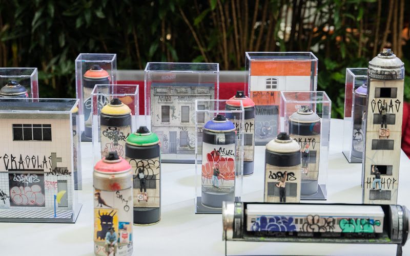 Artista ensina a transformar objetos descartados em arte e o mundo em miniatura em oficina no POW Festival 2025