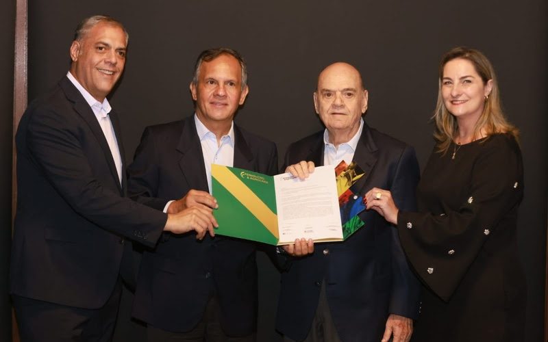 Fenasucro & Agrocana empossa Carlos Ubiratan Garms como presidente de honra de sua 30ª edição 