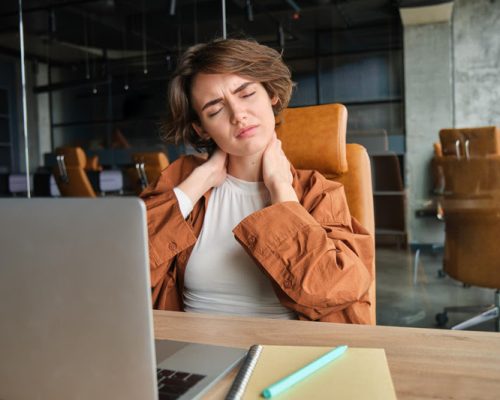 Ortopedista alerta:  hábito de usar celular pode gerar uma carga de 27 kg no pescoço