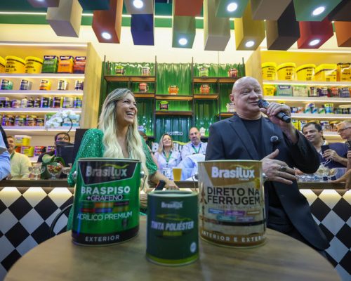 Renata Fan e Ronaldo Giovanelli impulsionam experiência de marca da Brasilux na FEICON 2026 com estreia do Boteco Brasilux