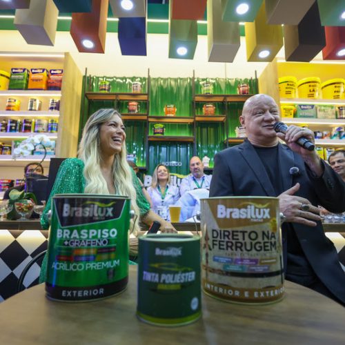 Renata Fan e Ronaldo Giovanelli impulsionam experiência de marca da Brasilux na FEICON 2026 com estreia do Boteco Brasilux