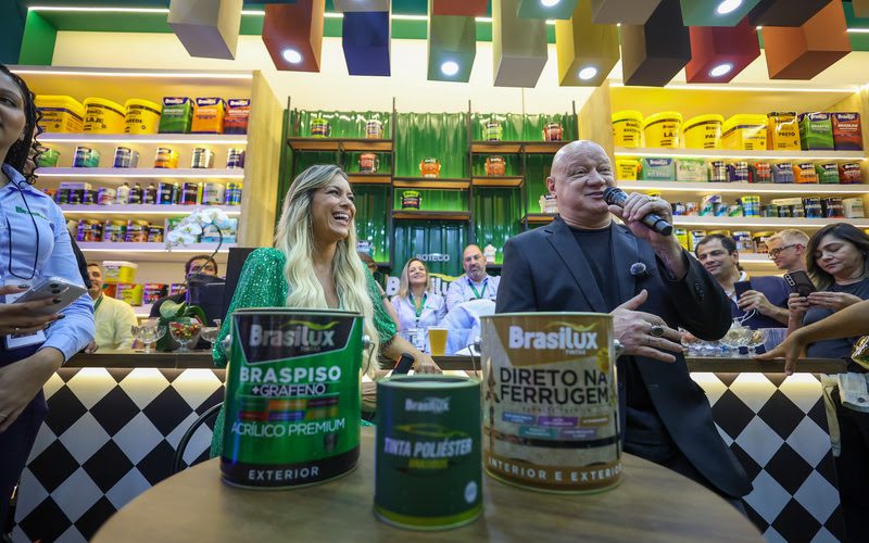 Renata Fan e Ronaldo Giovanelli impulsionam experiência de marca da Brasilux na FEICON 2026 com estreia do Boteco Brasilux