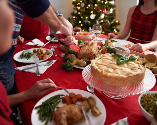 Exagerou na ceia? Saiba como ajudar o corpo a se recuperar no dia seguinte