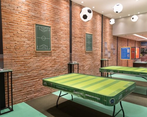 Futebol de botão e personagens clássicos reforçam a nostalgia como experiência no ShoppingSantaÚrsula