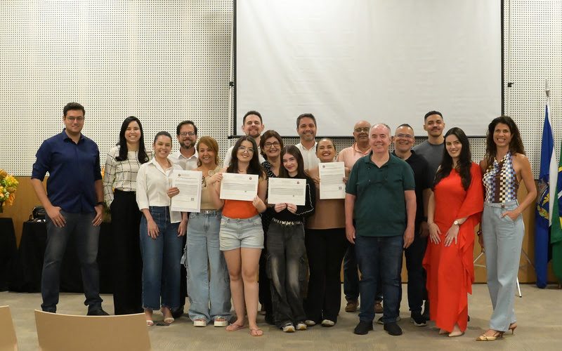 Projeto de escolarização do RibeirãoShopping e do ShoppingSantaÚrsula transforma histórias e celebra a formatura de alunos