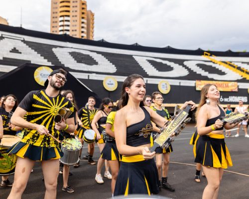 Tradição: Baterias universitárias abrem a programação da 8ª edição do Bloco Califórnia