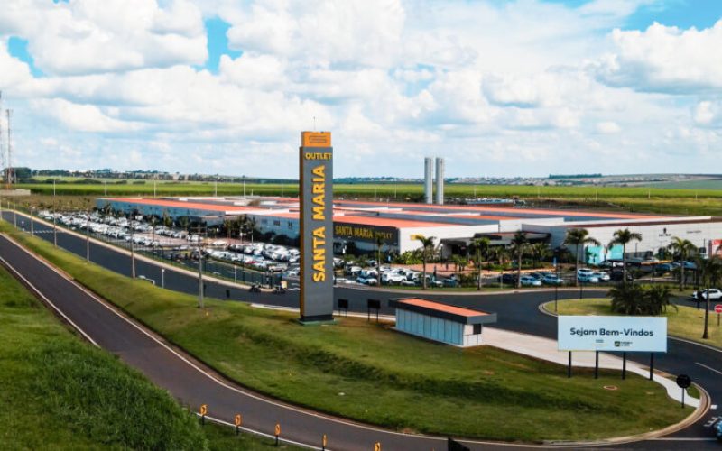 Santa Maria Outlet oferece touro mecânico, moldador de chapéus e música ao vivo 