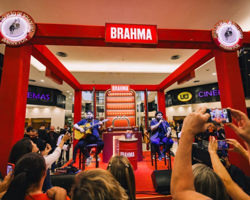 Brahma leva César Menotti e Fabiano para pocket show surpresa em esquenta para Barretos no Ribeirão Shopping