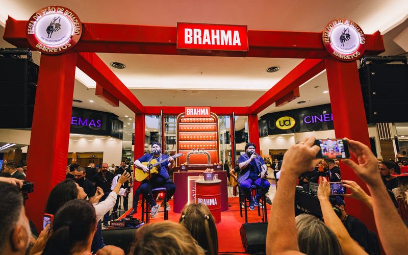 Brahma leva César Menotti e Fabiano para pocket show surpresa em esquenta para Barretos no Ribeirão Shopping
