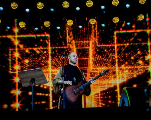 Frei Gilson transforma Festa do Peão de Barretos em atmosfera de fé e de adoração