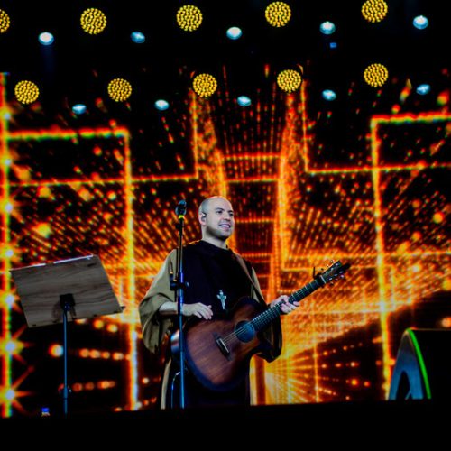 Frei Gilson transforma Festa do Peão de Barretos em atmosfera de fé e de adoração