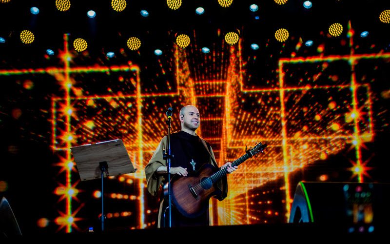Frei Gilson transforma Festa do Peão de Barretos em atmosfera de fé e de adoração
