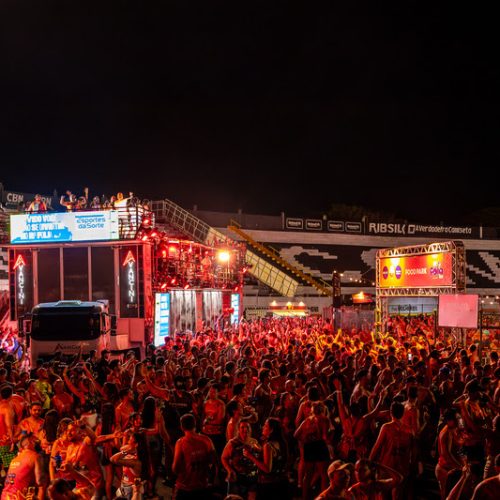 RP Folia resgata tradição de correr atrás do trio elétrico em Ribeirão Preto