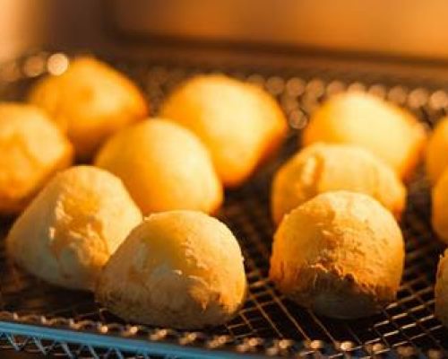 Aprenda a preparar o bolo de pão de queijo crocante por fora e macio por dentro