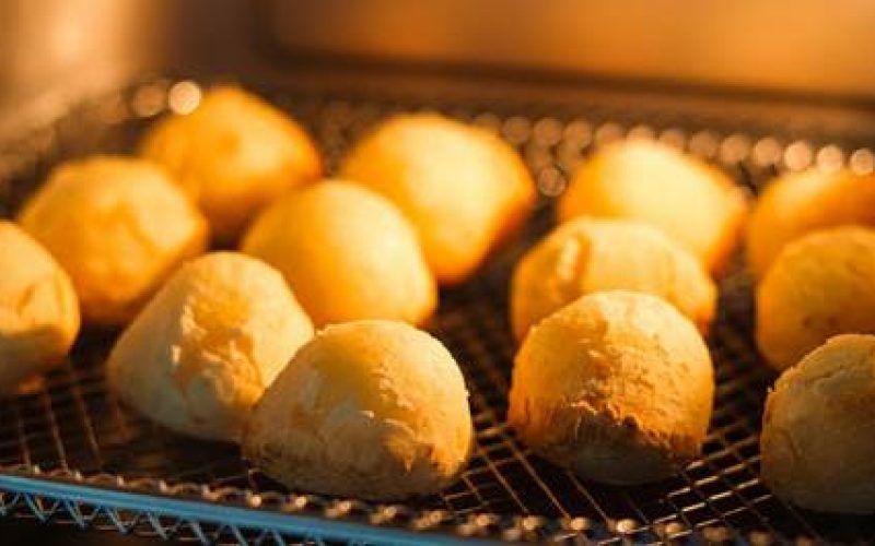 Aprenda a preparar o bolo de pão de queijo crocante por fora e macio por dentro