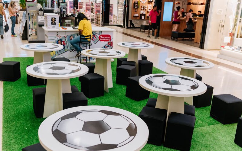 Novo Shopping entra no clima da Copa e cria espaço para troca de figurinhas