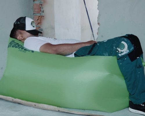 Em ação buscando aumentar o bem-estar nas obras, Brasilux distribui sofá inflável para pintores