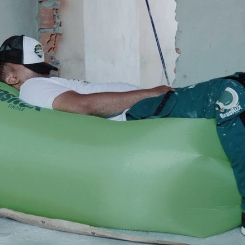 Em ação buscando aumentar o bem-estar nas obras, Brasilux distribui sofá inflável para pintores