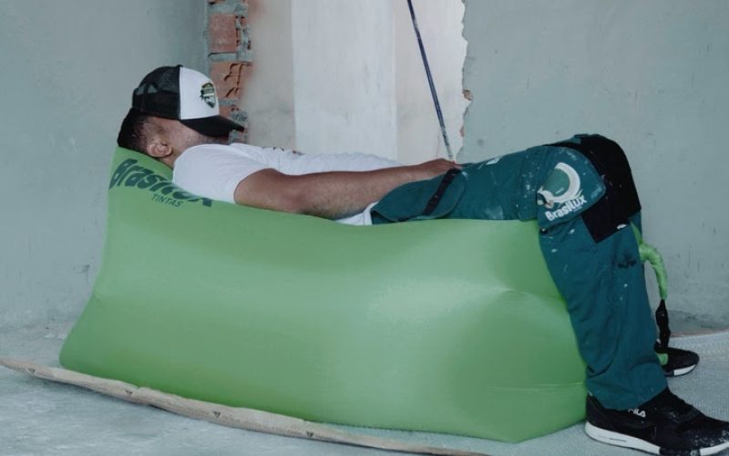 Em ação buscando aumentar o bem-estar nas obras, Brasilux distribui sofá inflável para pintores