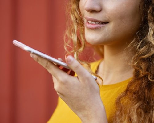 Áudios longos, reuniões e chamadas: estamos falando mais e pior? Especialista alerta para sobrecarga vocal na era digital
