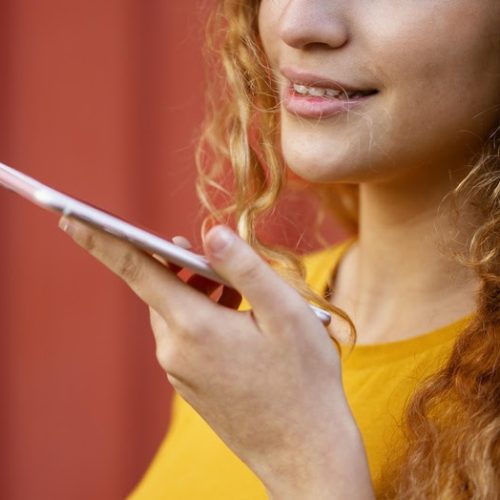 Áudios longos, reuniões e chamadas: estamos falando mais e pior? Especialista alerta para sobrecarga vocal na era digital