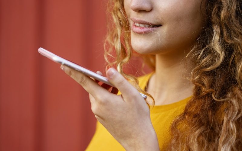 Áudios longos, reuniões e chamadas: estamos falando mais e pior? Especialista alerta para sobrecarga vocal na era digital