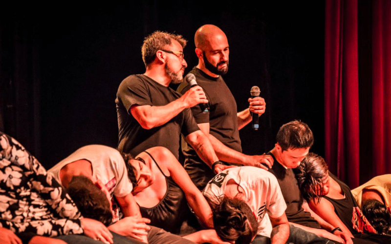 POW Festival 2025 recebe espetáculo de hipnose cômica ‘Magicamente’