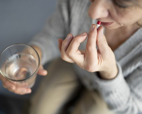 Hábito comum, risco iminente: automedicação pode agravar doenças e levar à intoxicação 