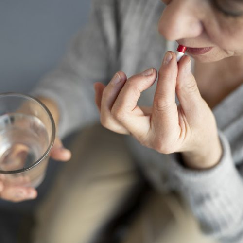 Hábito comum, risco iminente: automedicação pode agravar doenças e levar à intoxicação 