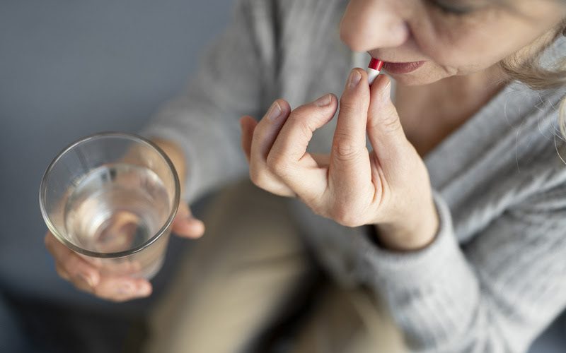 Hábito comum, risco iminente: automedicação pode agravar doenças e levar à intoxicação 