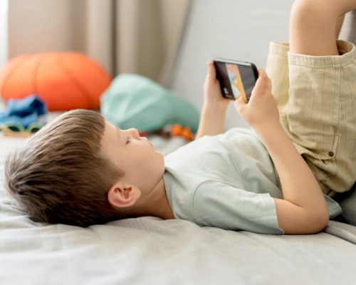 Férias: entenda o impacto do uso excessivo de telas na infância