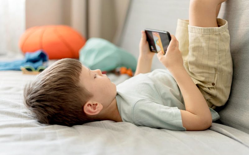 Férias: entenda o impacto do uso excessivo de telas na infância