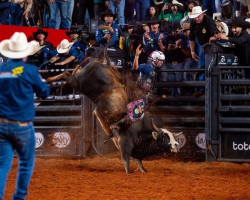 Brasileiro Caio Fazan vence 2º round das montarias em touros do 32º Barretos International Rodeo