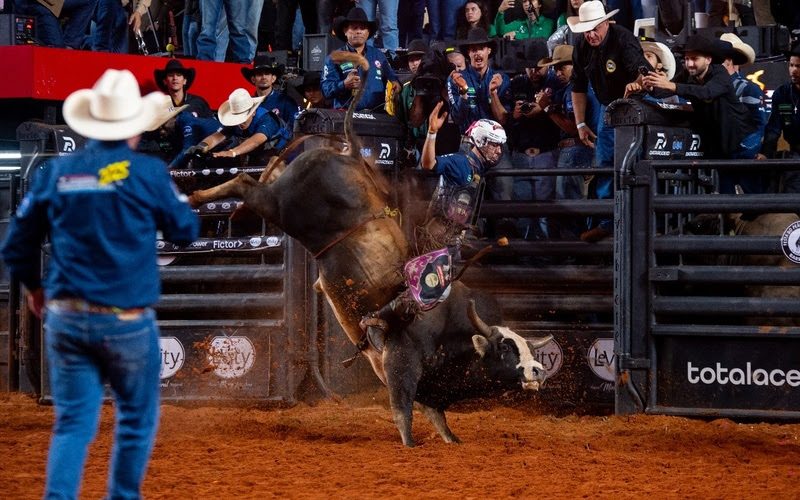Brasileiro Caio Fazan vence 2º round das montarias em touros do 32º Barretos International Rodeo
