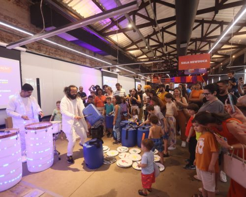 Ritmo sustentável: grupo Percurtindo ensina transformar recicláveis em instrumentos musicais no POW Festival