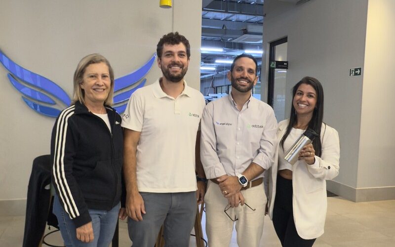 Grupo de ortodontistas visita fábrica da Angel Aligner Aditek em Cravinhos/SP