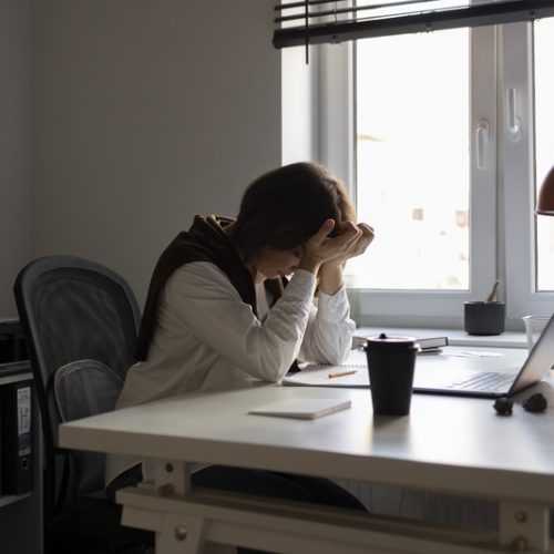 Mais de 57% dos brasileiros enfrentam dificuldades com seus superiores, segundo pesquisa